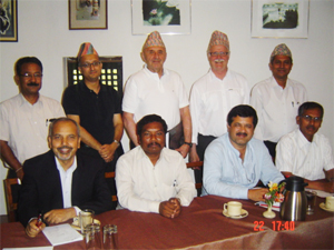 Première rangée (de gauche à droite) – membres de l’Assemblée constituante
